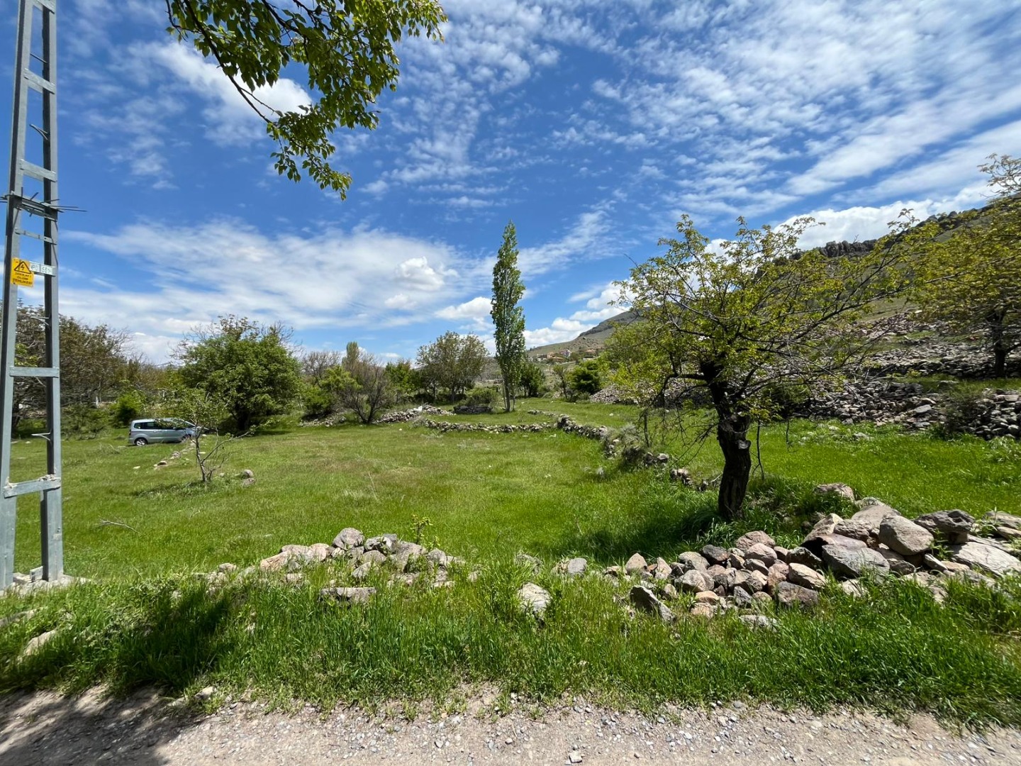 KAYSERİ DEVELİ GÜNEYAŞAĞI MAHALLESİ KALEALTI MEVKİNDE İMARA YAKIN SATILIK BAĞ YERİ